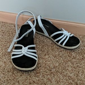 Wedge sandal with arch support